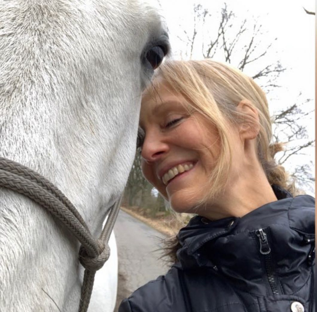 Kathrin Stahl mit Pferd – herzliche Verbundenheit