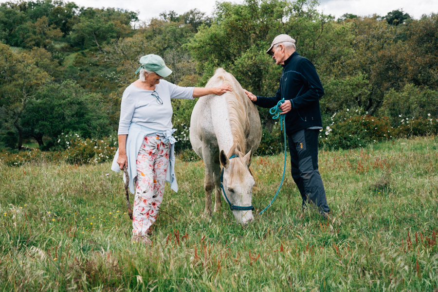 Paar beim pferdegestützten Retreat im Alentejo